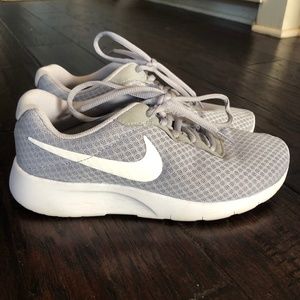 Nike Kids  Roshe  Gray Shoes size 5Y
